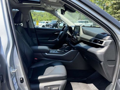 Used 2021 Toyota Highlander XLE AWD/4WD image 12