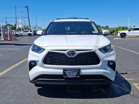Used 2025 Toyota Highlander LE AWD/4WD image 2