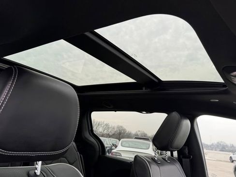 Used 2026 Chrysler Pacifica Limited image 9