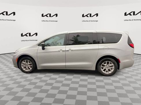 Used 2024 Chrysler Pacifica Touring-L FWD image 5