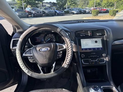 Used 2020 Ford Fusion SE w/ Equipment Group 151A FWD image 4