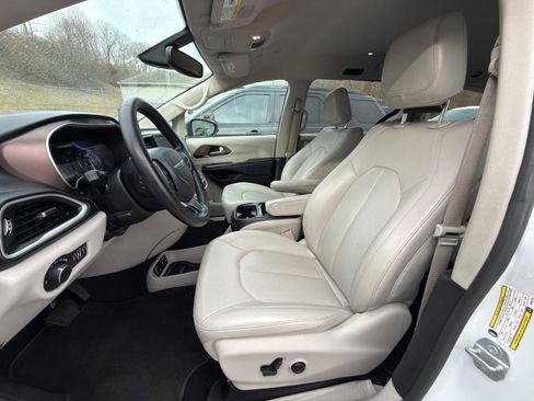 Used 2021 Chrysler Voyager Lxi image 2