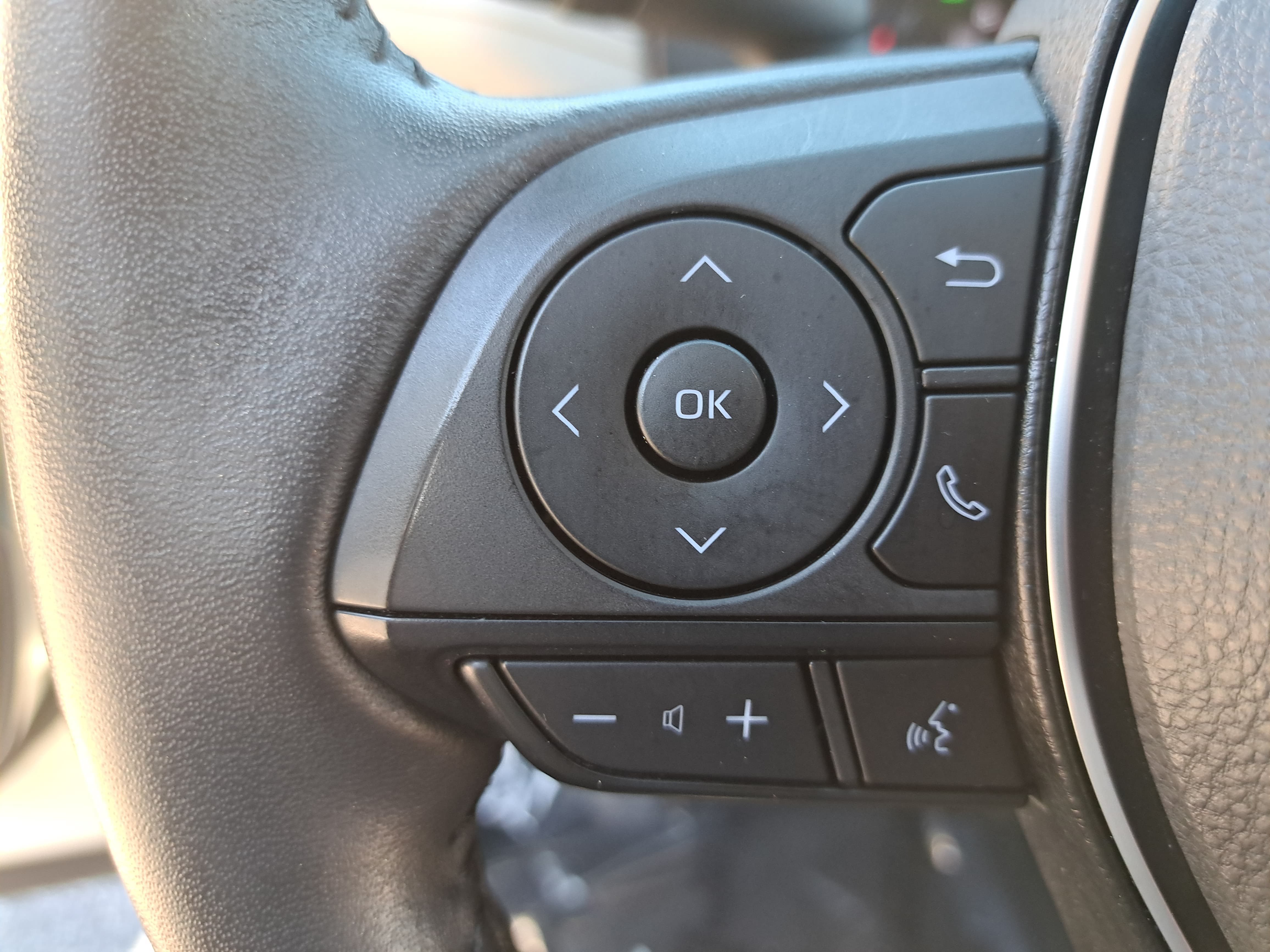 Used 2022 Toyota RAV4 XLE Premium AWD/4WD image 17