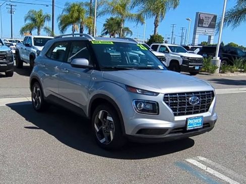 Used 2025 Hyundai Venue SEL FWD image 2