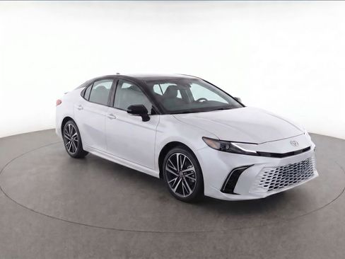 Used 2025 Toyota Camry XSE FWD image 2