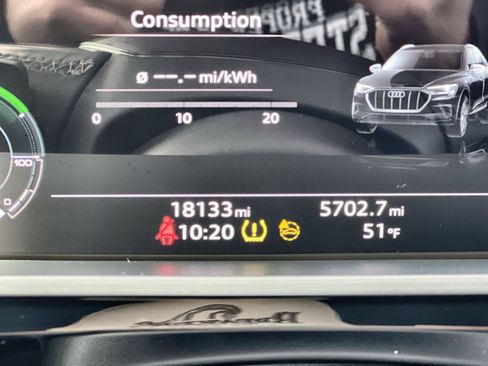 Used 2024 Audi Q8 e-tron Premium Plus image 17