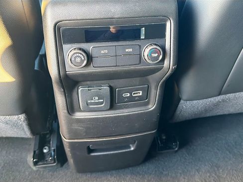 Used 2023 GMC Acadia SLT image 22