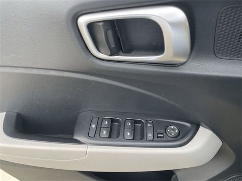 Used 2023 Hyundai Venue SEL image 21