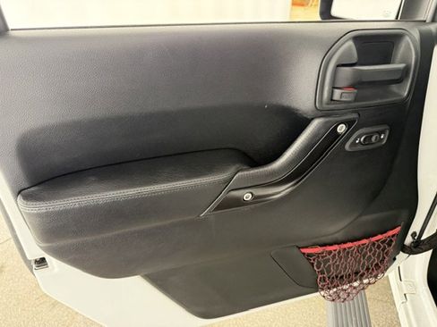 Used 2017 Jeep Wrangler Unlimited Rubicon AWD/4WD image 8