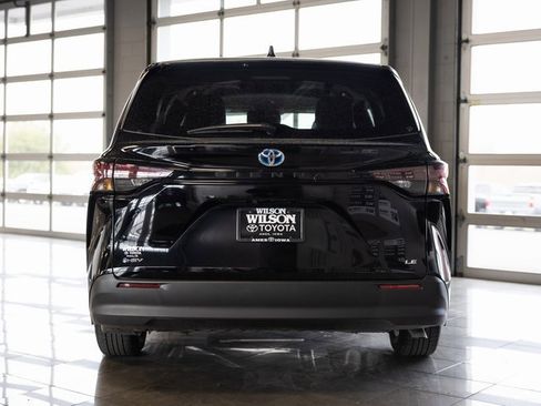 Used 2025 Toyota Sienna LE image 4