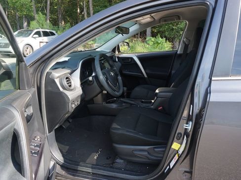 Used 2017 Toyota RAV4 LE FWD image 2