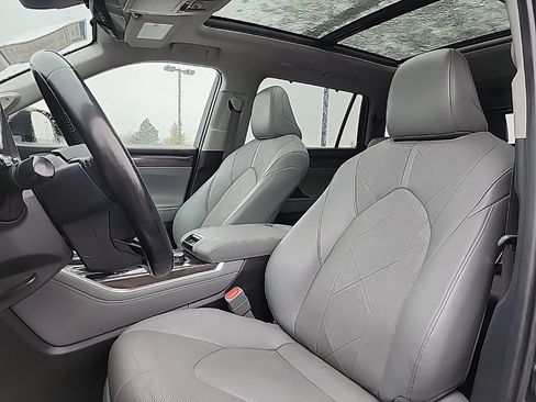 Used 2021 Toyota Highlander Platinum image 9