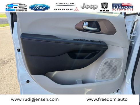Used 2023 Chrysler Voyager LX FWD image 10