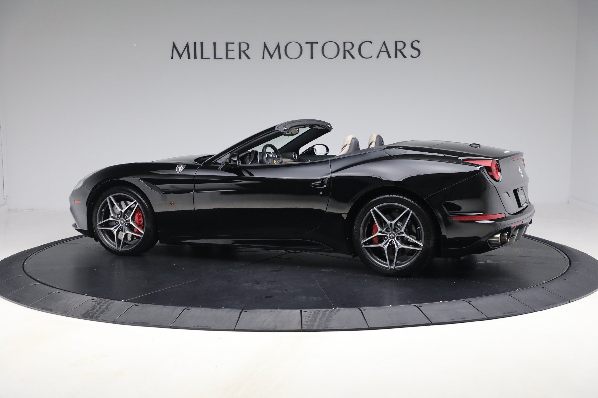 Certified 2016 Ferrari California T RWD image 5