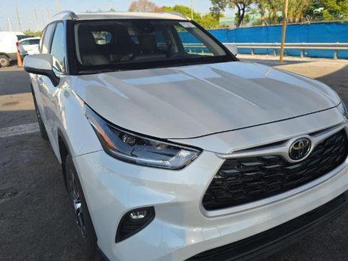 Used 2025 Toyota Highlander XLE image 3