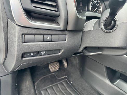 Used 2023 Nissan Rogue SV image 14