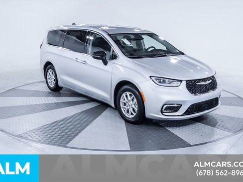 Used 2024 Chrysler Pacifica Touring-L image 14