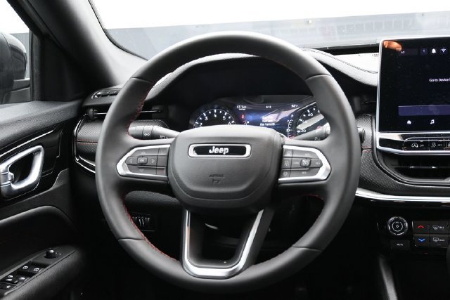 Used 2025 Jeep Compass Trailhawk AWD/4WD image 11