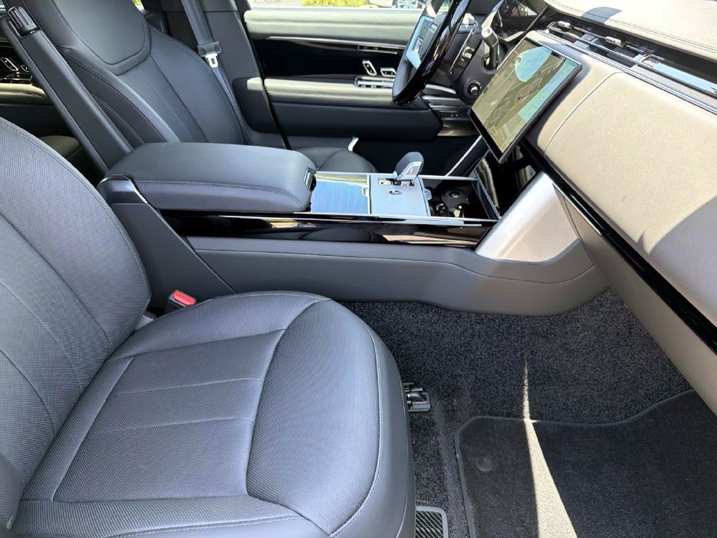 Used 2026 Land Rover Range Rover Long Wheelbase SE AWD/4WD image 10