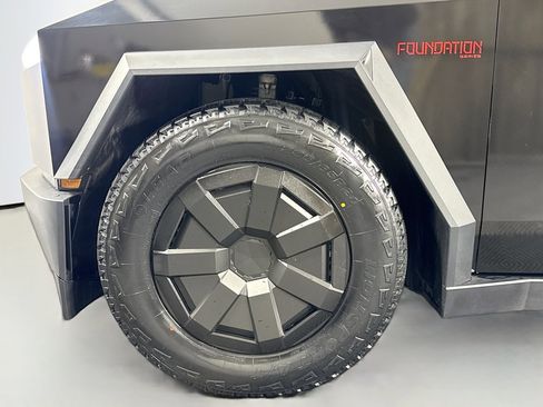 Used 2024 Tesla Cybertruck AWD Crew Cab image 33