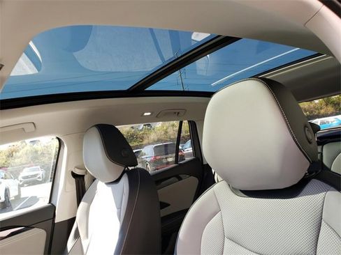 New 2025 Volkswagen Tiguan SE image 7