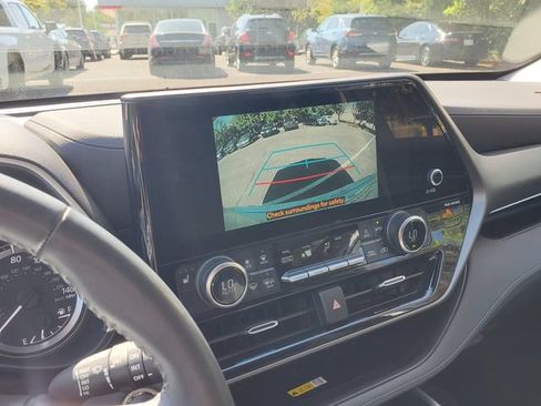 Used 2023 Toyota Highlander XLE AWD/4WD image 29