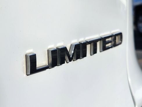 Used 2019 Jeep Cherokee Limited image 19