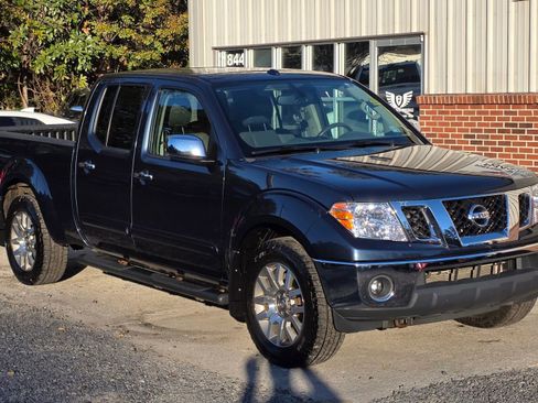 Used 2013 Nissan Frontier SL w/ Moonroof Pkg image 2