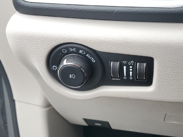 Used 2023 Chrysler Pacifica Touring-L FWD image 19