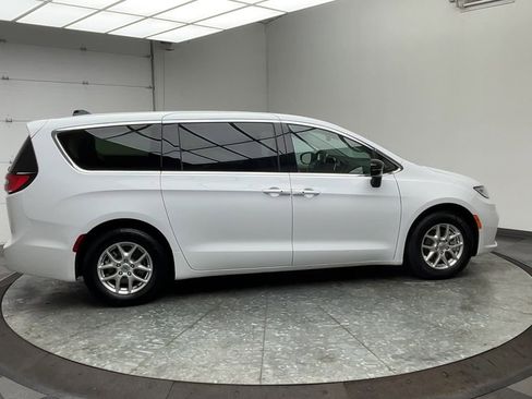 Used 2024 Chrysler Pacifica Touring-L image 38