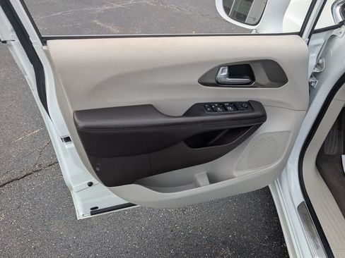 Used 2017 Chrysler Pacifica Touring-L FWD image 13
