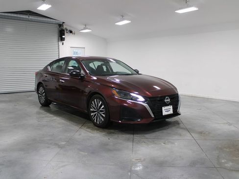 Used 2024 Nissan Altima 2.5 SV image 3