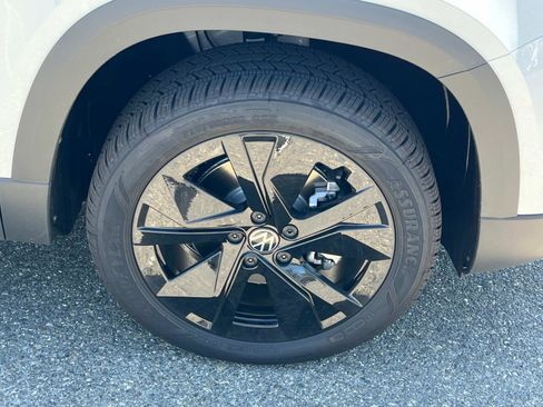 New 2025 Volkswagen Taos SE image 27