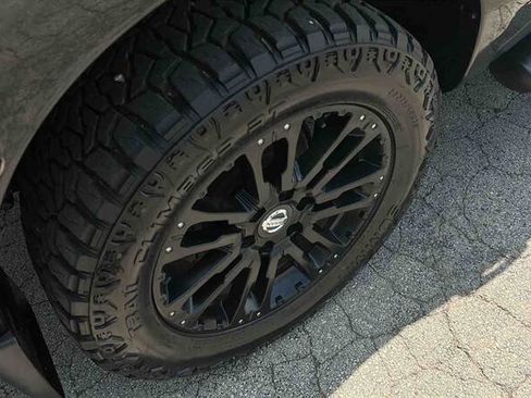 Used 2019 Nissan Titan SV w/ SV Convenience Package AWD/4WD image 9