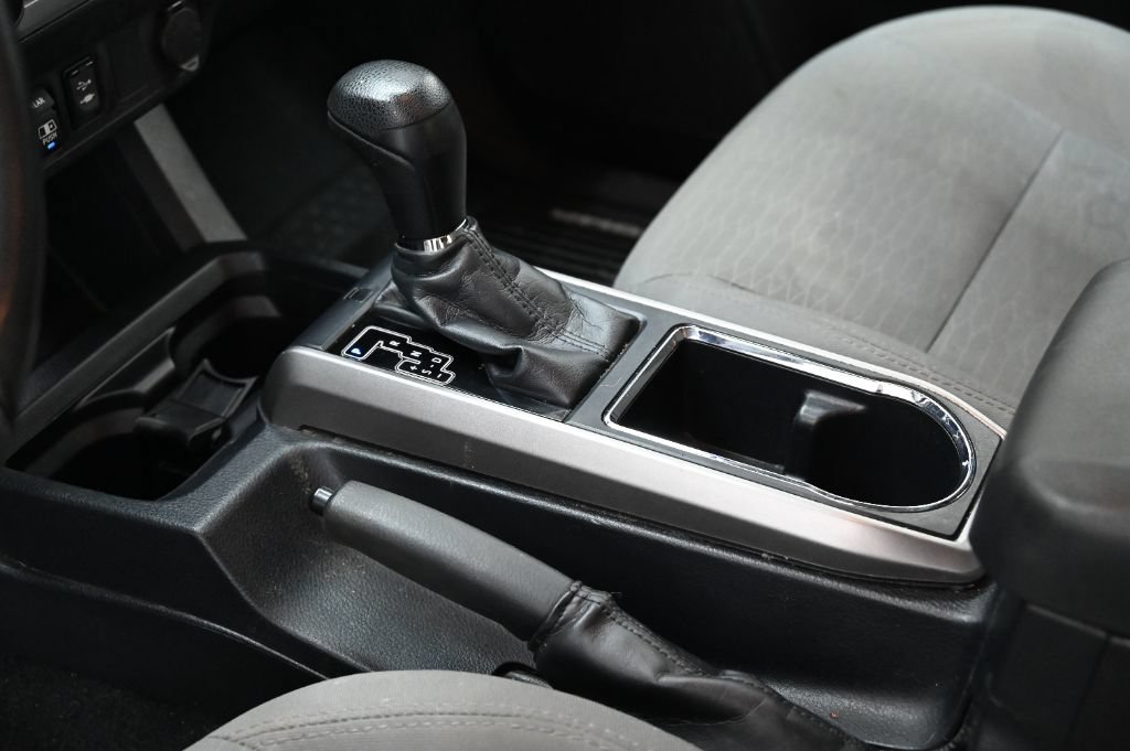 Used 2018 Toyota Tacoma SR5 AWD/4WD image 32