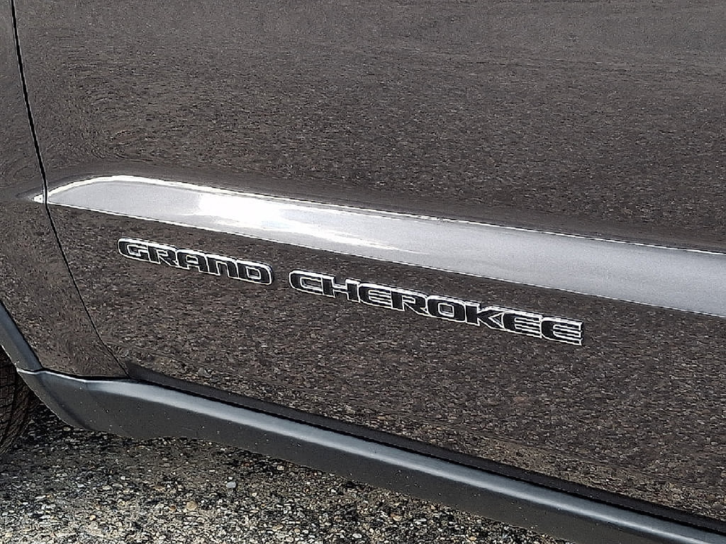 Used 2021 Jeep Grand Cherokee Laredo AWD/4WD image 33