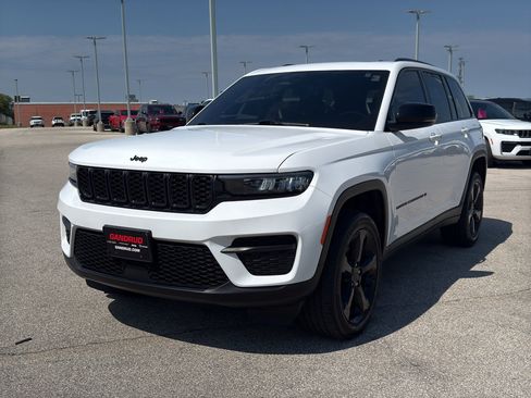 Used 2024 Jeep Grand Cherokee Altitude AWD/4WD image 2