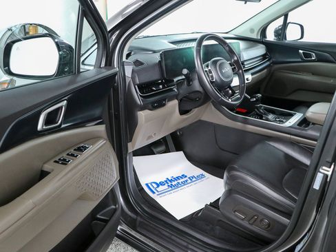Used 2025 Kia Carnival FWD image 3