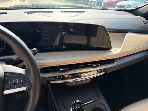 Used 2024 Cadillac XT4 Luxury w/ Cold Weather Package FWD image 29