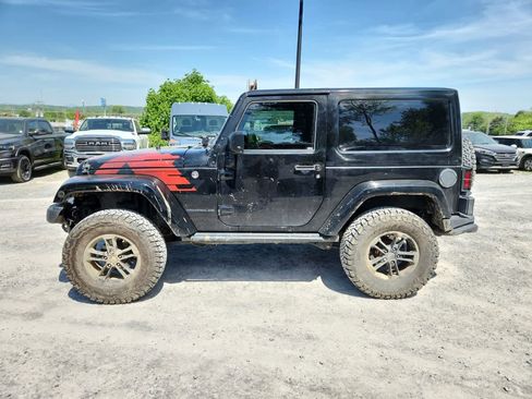 Used 2017 Jeep Wrangler Sahara image 2
