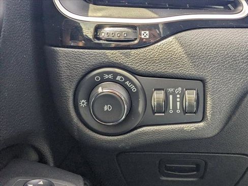 Used 2021 Jeep Cherokee Latitude Plus FWD image 17