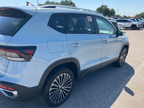 Used 2025 Volkswagen Taos SE FWD image 3