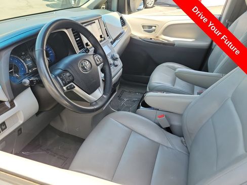 Used 2017 Toyota Sienna XLE w/ XLE Navigation Package FWD image 4