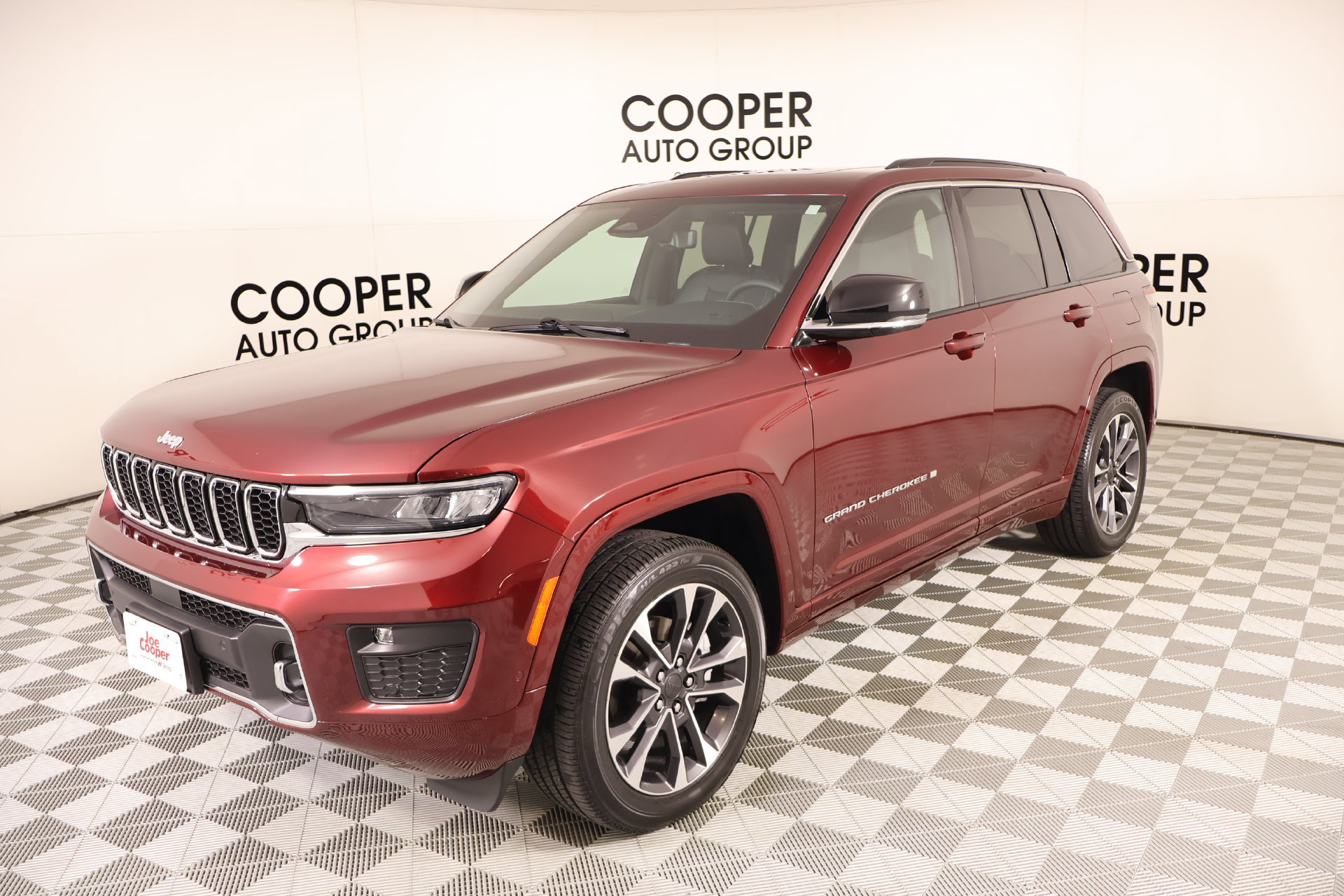 Used 2024 Jeep Grand Cherokee Overland w/ Luxury Tech Group IV AWD/4WD image 11