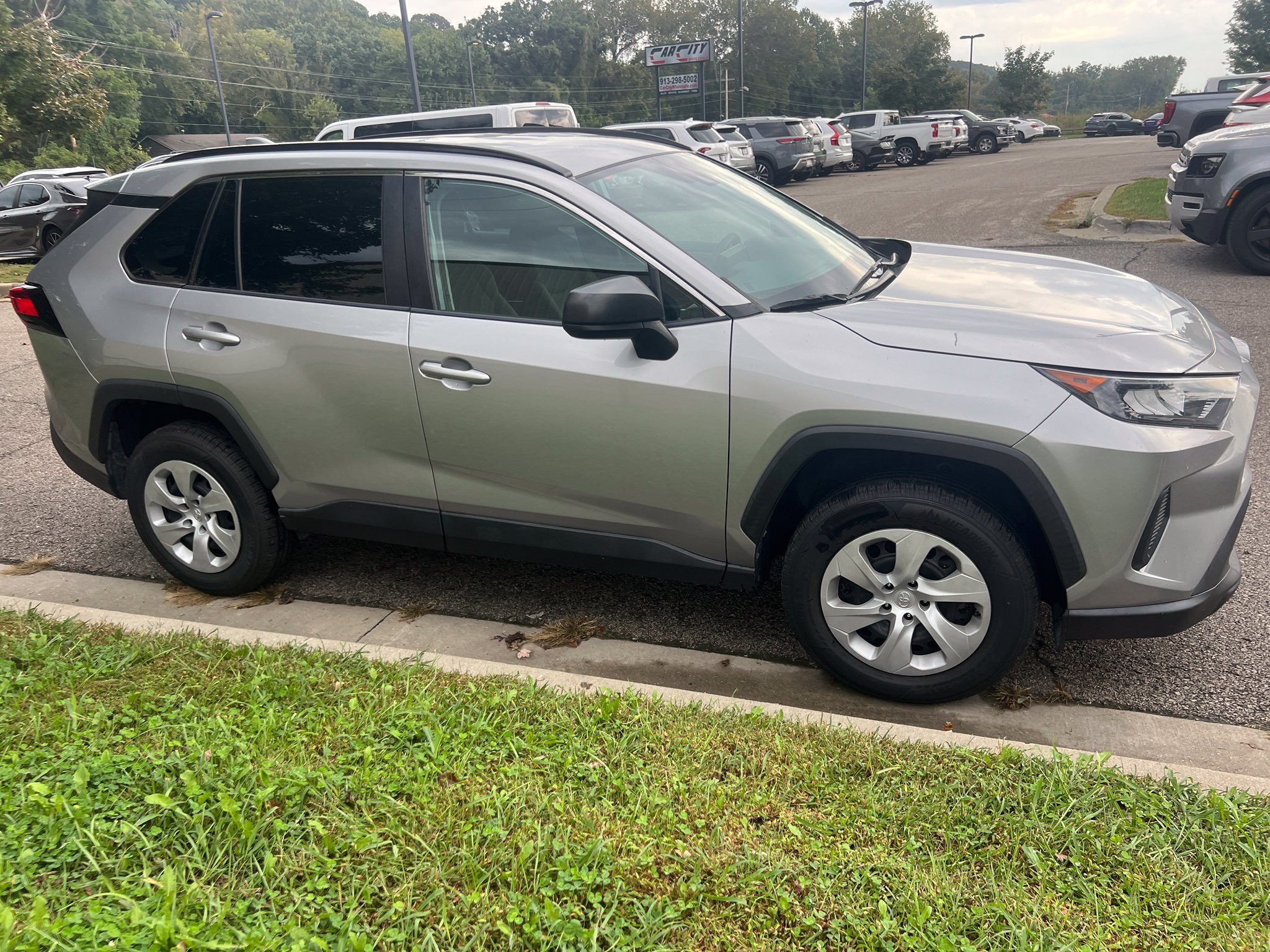 Used 2021 Toyota RAV4 LE FWD image 4