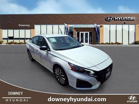 Used 2025 Nissan Altima 2.5 SV FWD image 2