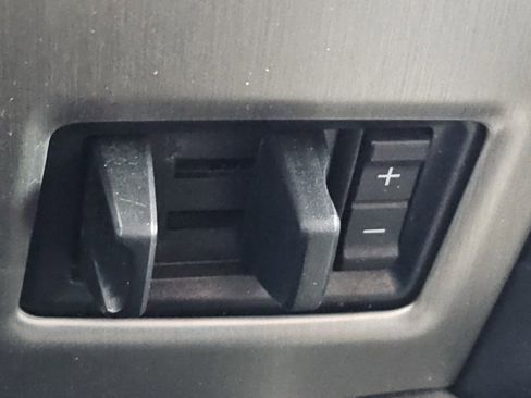 Used 2015 Ford F150 Platinum w/ Equipment Group 701A Luxury image 9