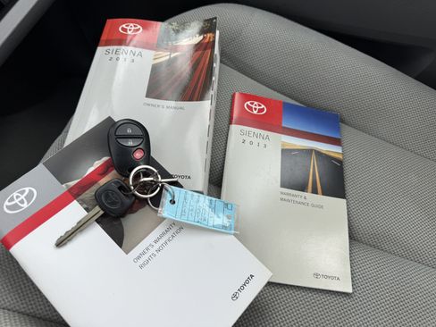 Used 2013 Toyota Sienna L w/ Towing Pkg FWD image 32
