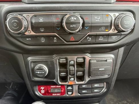 Used 2022 Jeep Wrangler Unlimited Rubicon w/ LED Lighting Group AWD/4WD image 21