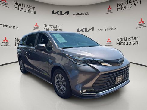 Used 2023 Toyota Sienna XLE FWD image 8